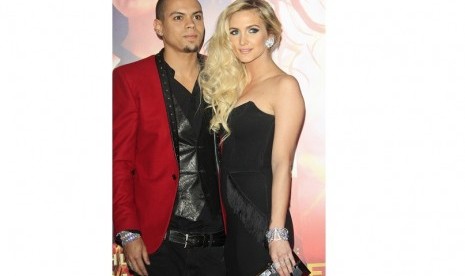 Evan Ross (kiri) dan Ashlee Simpsons