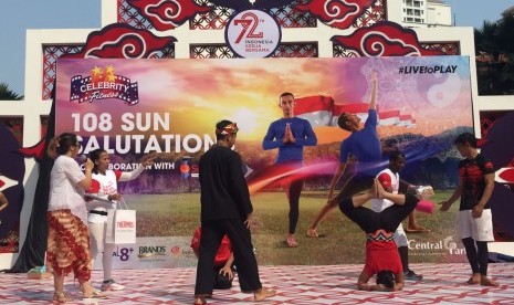 Event Yoga Sun Salutation yang diadakan oleh salah satu tempat gym ternama di Indonesia Celebrity Fitness di Tribeca Park, Central Park Jakarta.