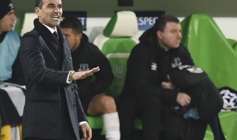 Everton's coach Roberto Martinez gestures during their Europa League Group H soccer match against Wolfsburg in Wolfsburg, November 27, 2014. 