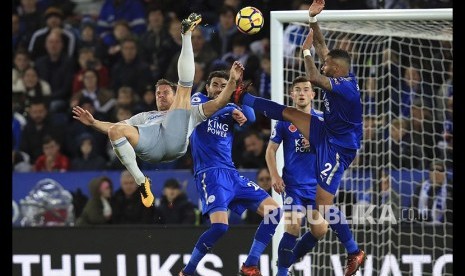 Everton's Phil Jagielka berusaha melakukan bicycle-kick  pada pertandingan Liga Primer Inggris di Stadion King Power Stadium, Leicester, Inggris.