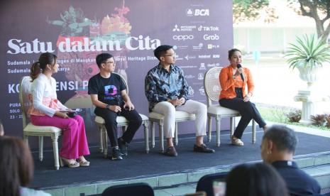  EVP Corporate Communication and Social Responsibility BCA Hera F Haryn memaparkan secara singkat peran BCA dalam memberikan dampak terhadap pelestarian kebudayaan dalam konferensi pers Satu Dalam Cita di Pura Mangkunegaran, Solo.