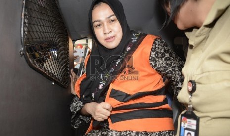 Evy Susanti istri kedua dari Gubernur Sumatera Utara memasuki kendaraan tahanan setelah melakukan pemeriksaan di Gedung KPK, Jakarta, Rabu (5/8). 