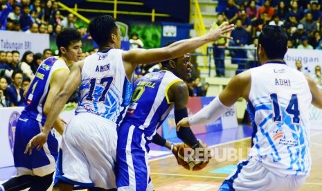 Ewell dari Satria Muda berusaha menyelamatkan bola, pada pertandingan final bola basket IBL antara Pelitajaya dan Satria Muda, di Gor C-tra arena, Kota Bandung, Kamis (4/5).