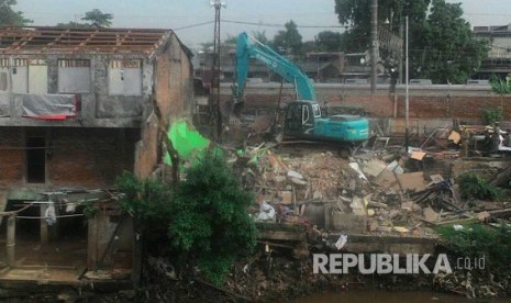 Excavator mulai menghancurkan bangunan di Bukit Duri, Jakarta Selatan, Rabu (28/9)