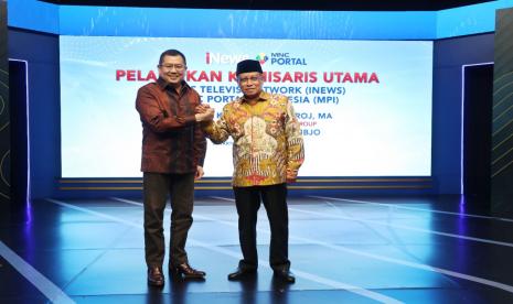 Executive Chairman MNC Group Hary Tanoesoedibjo resmi melantik Prof. Dr. K.H. Said Aqil Siroj sebagai Komisaris Utama PT MNC Televisi Network (iNews) dan PT MNC Portal Indonesia (MPI) di MNC Conference Hall, iNews Tower, Kebon Sirih, Jakarta Pusat, Rabu (14/9/2022).