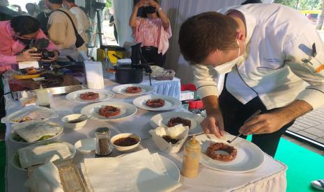 Executive Chef Sailendra Restaurant, Martin Weise, menyiapkan hidangan beef tartar untuk pengunjung yang hadir di acara The Great Steak Escape 2022. Event ini digelar mulai tanggal 1-31 Maret 2022 di Gelora Bung Karno, Jakarta.