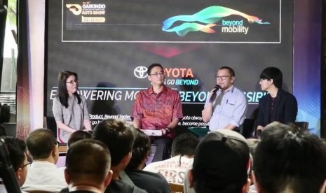 Executive General Manager Toyota Astra Motor, Fransiscus Soerjopranoto (kedua kiri)