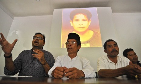 Executive Koordinator of Commission for the Disappeared and Victims of Violence, Haris Anwar (left) and family members of three Indonesian workers shoot in Malaysia, hold a pers conference in Jakarta, recently.  