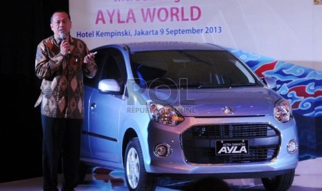   Executive Officer Research & Development PT Astra Daihatsu Motor (ADM) Pradipto Sugondo memperkenalkan mobil Daihatsu Ayla saat diluncurkan di Jakarta, Senin (9/9).    (Republika/Aditya Pradana Putra)