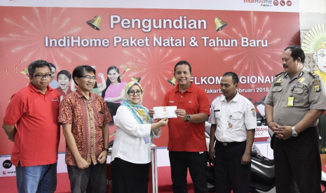 Executive Telkom Regional II Teuku Muda Nanta (ketiga dari kanan) bersama Perwakilan Kementrian Sosial Ira Dewi Susanti (ketiga dari kiri) saat acara pengundian Indihome Paket Natal & Tahun Baru di Regional II Jakarta (7/2). Turut hadir perwakilan pelanggan, notaris, serta perwakilan kepolisian setempat.