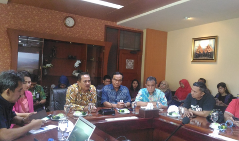 Executive Vice President Corporate Communication & CSR PT PLN I Made Suprateka (batik cokelat), dan Direktur Operasional 1 PJB Soegiyanto (batik biru atau tengah) berbicara di acara Redaktur Media Gathering 2019 di Kantor Pusat PT Pembangkitan Jawa Bali (PJB) di Surabaya, Kamis (21/3).