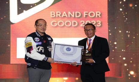 Executive Vice President Digital Business & Technology Telkom Komang Budi Aryasa (kanan) menerima penghargaan Brand for Good 2023 untuk Leap-Telkom Digital dalam ajang The 8th WOW Brand Festive Day 2023 yang diselenggarakan oleh Markplus beberapa waktu yang lalu.