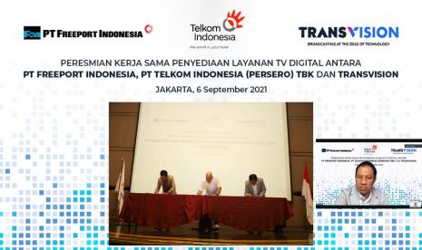 Executive Vice President Divisi Enterprise Service Telkom Mohammad Salsabil (paling kanan), President Director Freeport Indonesia Tony Welas (paling kiri), dan Direktur Utama Transvision Peter F. Gontha (tengah) usai penandatanganan Peresmian Kerja Sama Penyediaan Layanan TV Digital di Freeport Indonesia, disaksikan Direktur Enterprise & Business Service Telkom Edi Witjara (frame berbeda, paling kanan) di Jakarta, Senin (6/9).