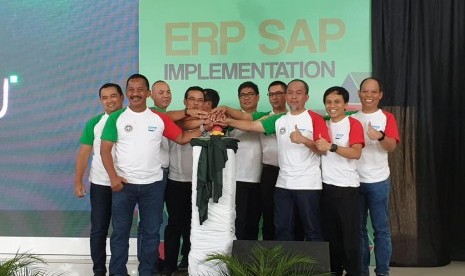 Executive Vice President Telkom Regional I Asep Kartiwan (ketiga dari kanan) bersama dengan Direktur Utama Semen Baturaja Jobi Triananda Hasjim (kedua dari kiri) meresmikan Go Live ERP-SAP Implementation 2019 Semen Baturaja di Baturaja, Rabu (2/1). 