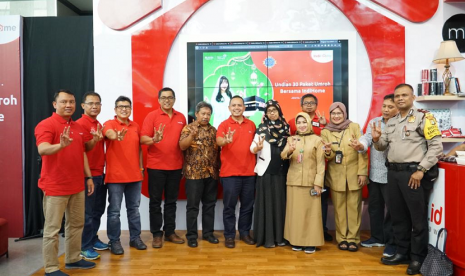 Executive Vice President Telkom Regional II Area Jakarta, Banten, Bogor, Tangerang, Bekasi (Jababotabek) Teuku Muda Nanta (ke enam dari kiri) didampingi oleh Vice President Marketing Management Telkom Aulia E. Marinto (ke empat dari kiri), perwakilan dari Kepolisian, Dinas Sosial Provinsi DKI Jakarta, dan Kementerian Sosial RI usai pengundingan Program Promo Paket Semarak Kebahagian di Jakarta, Selasa (18/6),