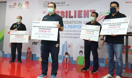 Executive Vice President Telkom Regional II Teuku Muda Nanta, didampingi Deputy Executive Vice President Infrastructure Telkom Regional II Ya’aro Hulu melakukan penyerahan bantuan donasi dengan total Rp 400 juta secara simbolis melalui video conference.