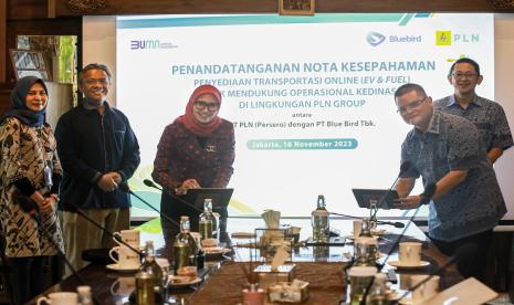 Executive Vice President Umum dan Aset Properti PLN Arsyadany Ghana Akmalaputri (tiga dari kanan) dan Direktur Komersial PT Blue Bird Tbk, Coody Johasman Madjid (dua dari kanan) saat menandatangani nota kesepahaman (memorandum of understanding/MoU) dengan PT Blue Bird Tbk dalam penyediaan transportasi dinas di lingkungan PLN Grup di seluruh Indonesia, di Jakarta, Kamis (16/11). Penandatanganan ini disaksikan oleh Direktur Legal dan Manajemen Human Capital PLN Yusuf Didi Setiarto (dua dari kiri), Direktur Utama Blue Bird Adrianto Djokosoetono (kanan), dan Executive Vice President Pengembangan Produk Niaga  PLN Ririn Rachmawardini (kiri).