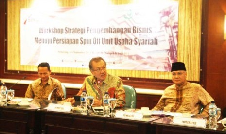 Expert strategi perbankan syariah Ahmad Riawan Amin, anggota Dewan Komisioner Otoritas Jasa Keuangan (OJK) Halim Alamsyah dan Direktur Eksekutif Muamalat Institute Isnaeni Mufti Aziz (kanan ke kiri) menjadi nara sumber workshop 