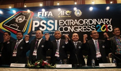 Extraordinary congress in Jakarta dismisses Indonesian Soccer Rescue Committee (KPSI) and picks Djohar Arifin Husin (center) to lead Indonesian Football Federation (PSSI) and former head of KPSI, La Nyalla Mataliti (third from left) as the deputy head.