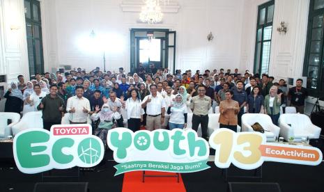 TEY Ke-13 yang merupakan Kompetisi Proyek dan Inovasi Perbaikan Lingkungan Hidup untuk Sekolah Menengah Atas (SMA) dan Sederajat Tingkat Nasional, resmi dibuka oleh Direktur PT Toyota Motor Manufacturing Indonesia (TMMIN) Yandri Pardomuan (keempat kanan) dan Direktur PT Toyota-Astra Motor (TAM) Suranywaty Tjandrasa (keempat kiri) di Museum Keramik Nasional Kota Tua Jakarta, Selasa (1/5/2024).