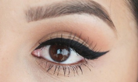 Eyeliner bersayap atau winged eyeliner.