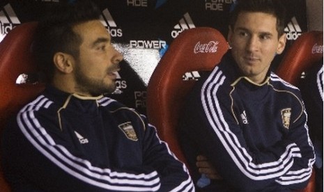 Ezequiel Lavezzi (kiri) dan Lionel Messi