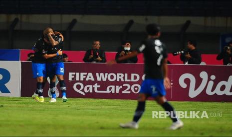 Pemain Persib Ezra Walian dan David Da Silva merayakan gol ke gawang Bhayangkara FC dalam laga Piala Presiden, Selasa (21/6/2022)..