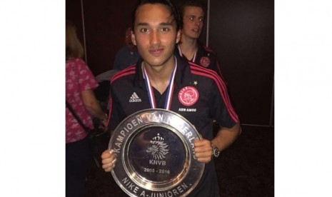 Ezra Walian memegang trofi juara kelompok remaja Belanda musim 2015/2016 bersama Ajax.