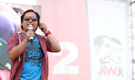 Faank, vokalis grup band Wali saat tampil dalam konser 'Salam 2 Jari Jokowi-JK'