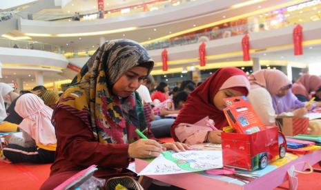 Faber Castell Beri Dana Pendidikan untuk 26 Guru dan Siswa. Foto:  Suasana lomba Family Art Competitions (FACT) Faber Castell sebelum masa pandemi beberapa waktu lalu.