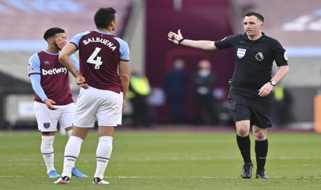 Fabian Balbuena (tengah) dari West Ham berdebat dengan wasit Chris Kavanagh (kanan) setelah dikeluarkan dari lapangan selama pertandingan sepak bola Liga Utama Inggris antara West Ham United dan Chelsea FC di London, Inggris, 24 April 2021.