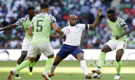  Fabian Delph berebut bola dengan pemain Nigeria Oghenekaro Etebo, dan William Troost-Ekong selama pertandingan sepak bola persahabatan antara Inggris dan Nigeria di stadion Wembley di London, Sabtu (2/6).