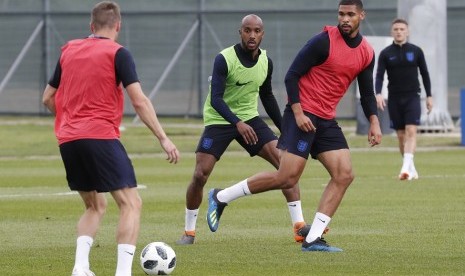 Fabian Delph (kedua kiri) dalam latihan timnas Inggris.