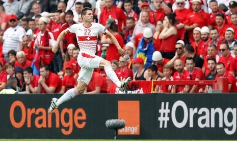 Fabian Schar melakukan selebrasi usai mencetak gol semata wayang ke gawang Albania. Swiss menang 1-0, Sabtu (11/6).