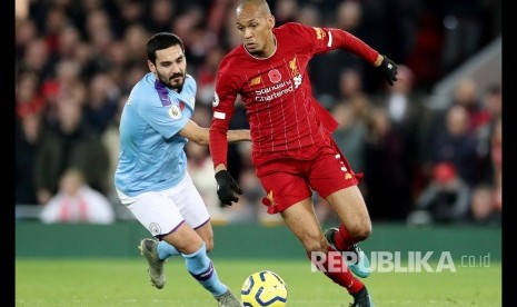  Fabinho (kanan) mengalami cedera engkel saat memperkuat Liverpool melawan Napoli.