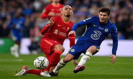 Fabinho (kiri) dari Liverpool beraksi melawan Christian Pulisic dari Chelsea selama pertandingan final Piala Carabao Inggris antara Chelsea FC dan Liverpool FC di Stadion Wembley di London, Inggris, Senin (28/2) dini hari WIB. 