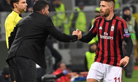 Fabio Borini (kanan) menghampiri pelatih Gennaro Gattuso usai mencetak gol yang membawa AC Milan unggul 1-0 atas Ludogorets di Stadion San Siro, Jumat (23/2) dini hari WIB. 