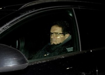 Fabio Capello, manajer timnas Inggris, pergi meninggalkan lokasi usai melakukan pertemuan dengan Asosiasi Sepak Bola Inggris (FA) di Stadion Wembley, London, Rabu (8/2). 