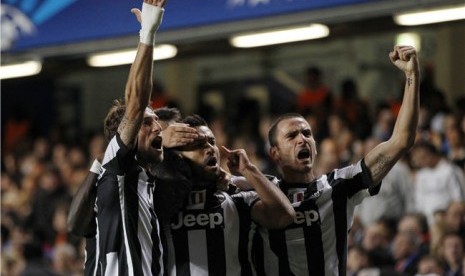 Fabio Quagliarella (tengah), striker Juventus, melakukan selebrasi bersama rekan setim usia mencetak gol yang menahan imbang 2-2 Chelsea di laga Grup E Liga Champions di Stamford Bridge, London, Rabu (19/9). 