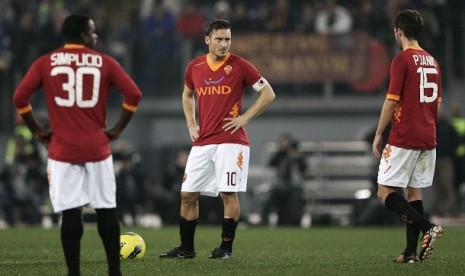 Fabio Simplicio, Francesco Totti, Miralem Pjanic tertunduk lesu karena kalah dari Fiorentina.