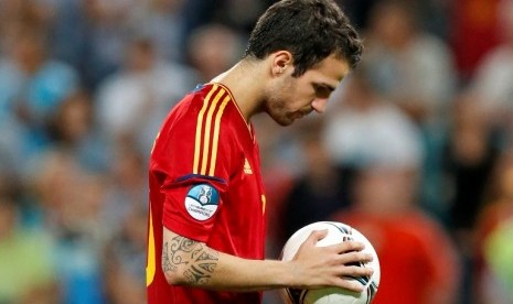 Fabregas sesaat sebelum mengambil penalti dalam semifinal Piala Eropa 2012 melawan Portugal. Spanyol menang 4-2