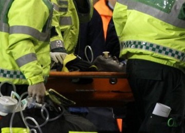 Fabrice Muamba, pemain Bolton Wanderers, digotong petugas medis setelah tiba-tiba terjatuh saat laga perempat final Piala FA lawan Tottenham Hotspur di Stadion White Hart Lane, London, Sabtu (17/3). 