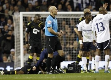 Fabrice Muamba yang terjatuh saat laga kontra Tottenham Hotspurs di piala FA