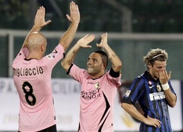 Fabrizio Miccoli (dua kiri), kapten Palermo, melakukan selebrasi bersama rekannya Giulio Migliaccio usai menjebol jala Inter Milan di laga perdana Seri A Italia 2011/2012.