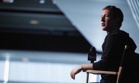 Facebook CEO Mark Zuckerberg sits for audience questions in an onstage interview for the Atlantic Magazine in Washington, September 18, 2013.