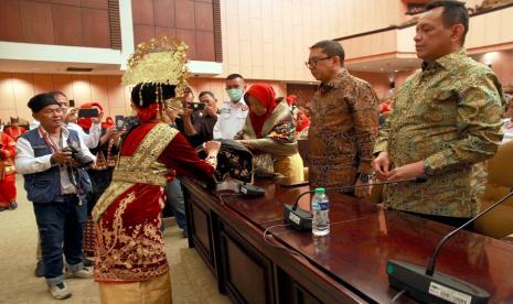 Fadli Zon Ketua Umum Ikatan Keluarga Minang atau IKM melantik Nurdiati Akma menjadi Ketua Organisasi Bundo Kanduang. Acara pelantikan pengurus Bundo Kanduang berlangsung di gedung Nusantara V DPD RI Selasa, (21/2/2023) sore. Acara berlangsung cukup meriah dengan memakai adat Minang.