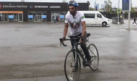 Fahed Ibrahim Al Yehia, fan sejati Timnas Arab Saudi, tiba di Stadion Luzhniki, Moskow, Selasa (12/6) setelah bersepeda selama 75 hari. 