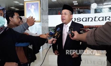 Fahri Hamzah memberikan keterangan pers sebelum rapat paripurna dimulai di Komplek Parlemen Senayan, Senayan, Jakarta, Selasa (9/1). 