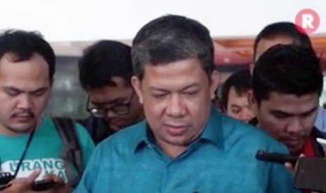 Fahri Hamzah (tengah)