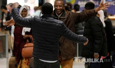 Faisal Etal (C, in brown coat), a Somali national who was delayed entry to the U.S. because of the recent travel ban, is greeted by his brother Adan Etal at Washington Dulles International Airport in Chantilly, Virginia, U.S. February 6, 2017.  